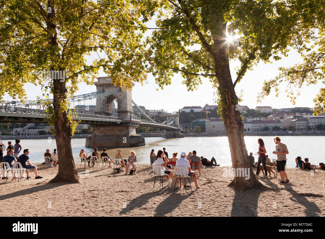 Bar in spiaggia al Danubio Riverwalk, il Ponte della Catena, Budapest, Ungheria, Europa Foto Stock