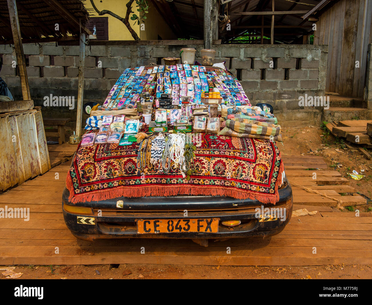 Negozio locale su una vettura, Libongo, nel cuore della giungla area, Camerun, Africa Foto Stock