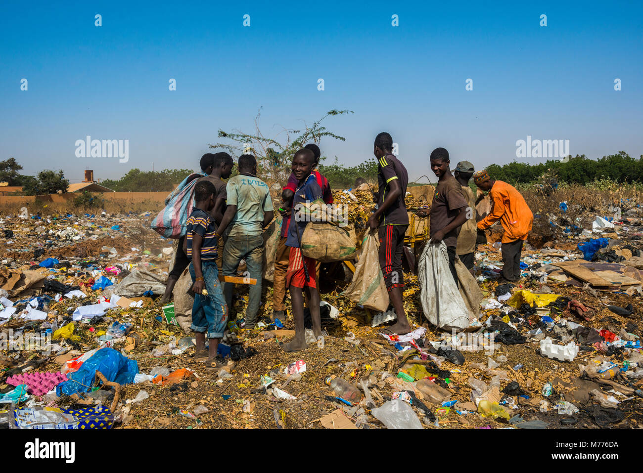 Ragazzi locali alla ricerca di oggetti di valore nella pubblica discarica, Niamey, Niger, Africa Foto Stock