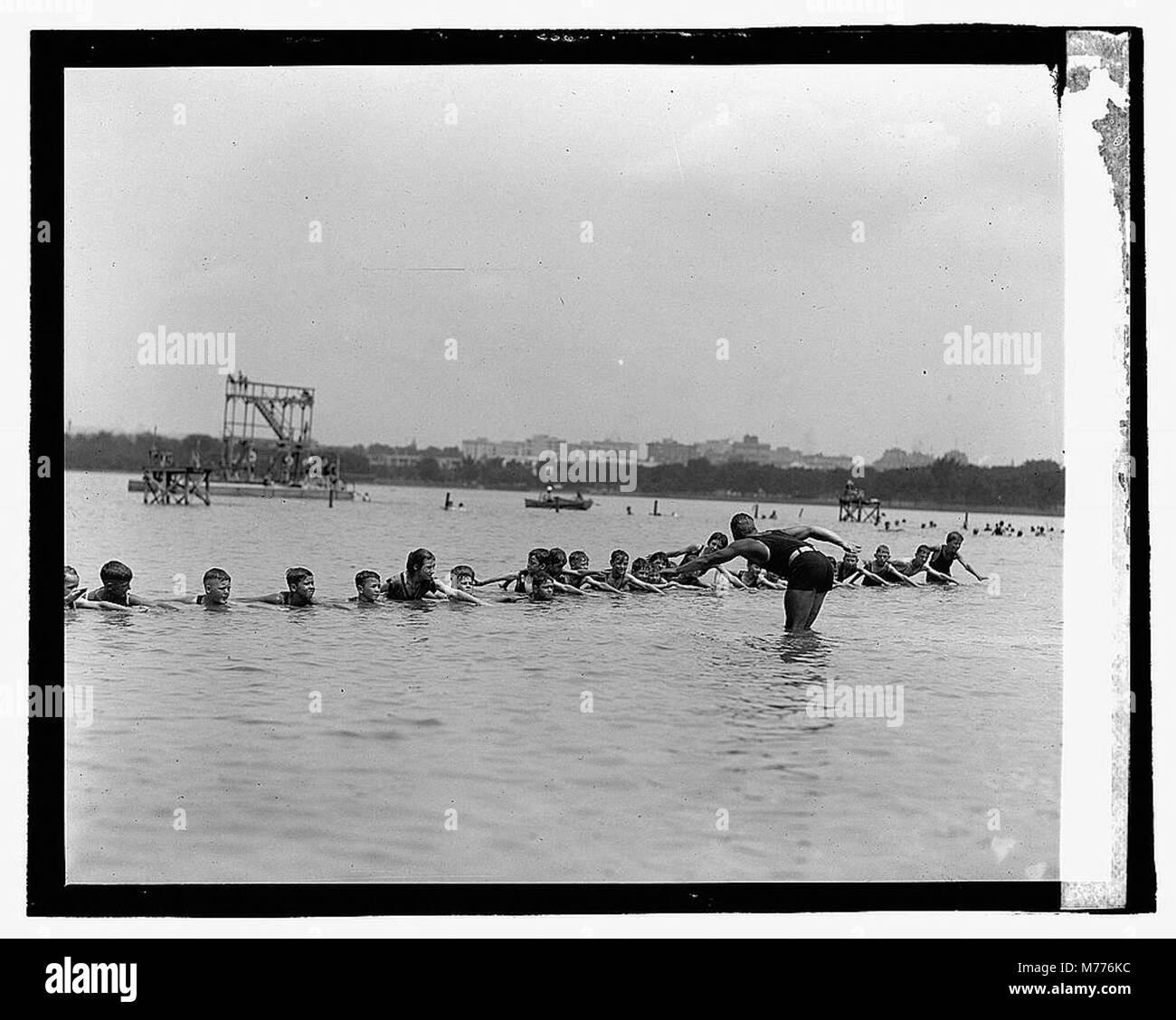 Una fotografia di una spiaggia balneare scattata il 10 luglio 1922, che mostra gli amanti della spiaggia che godono del tempo estivo e le pratiche culturali delle attività ricreative balneari dei primi anni del XX secolo. Foto Stock