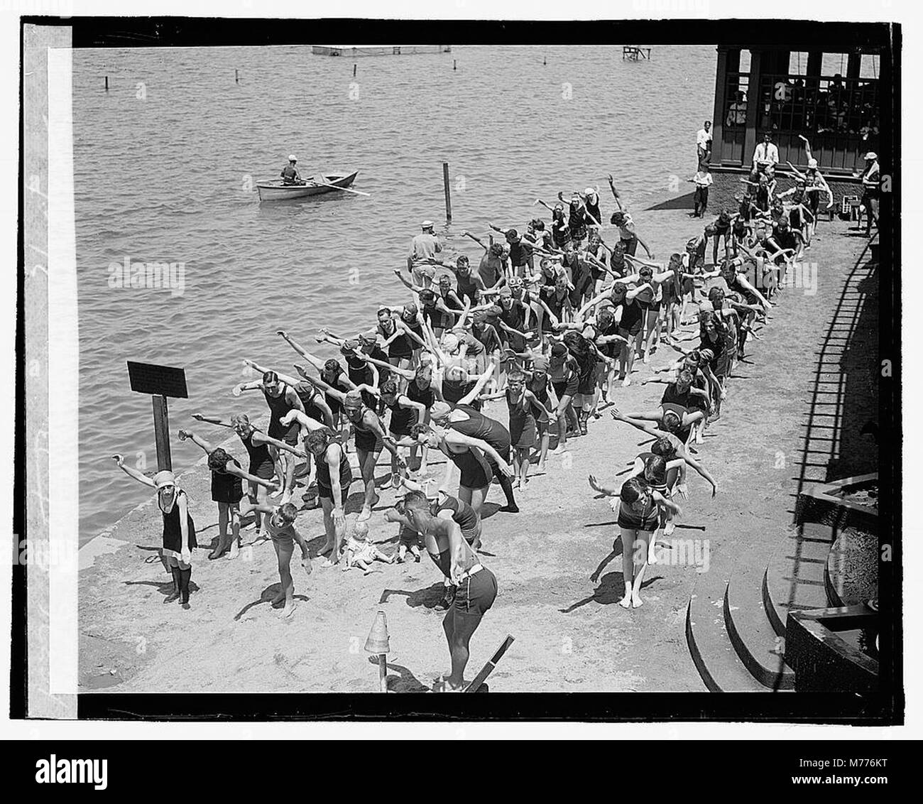Una fotografia del 29 luglio 1922, che mostra una scena balneare, probabilmente catturando persone che si godono una giornata di sole in una popolare destinazione balneare. Foto Stock