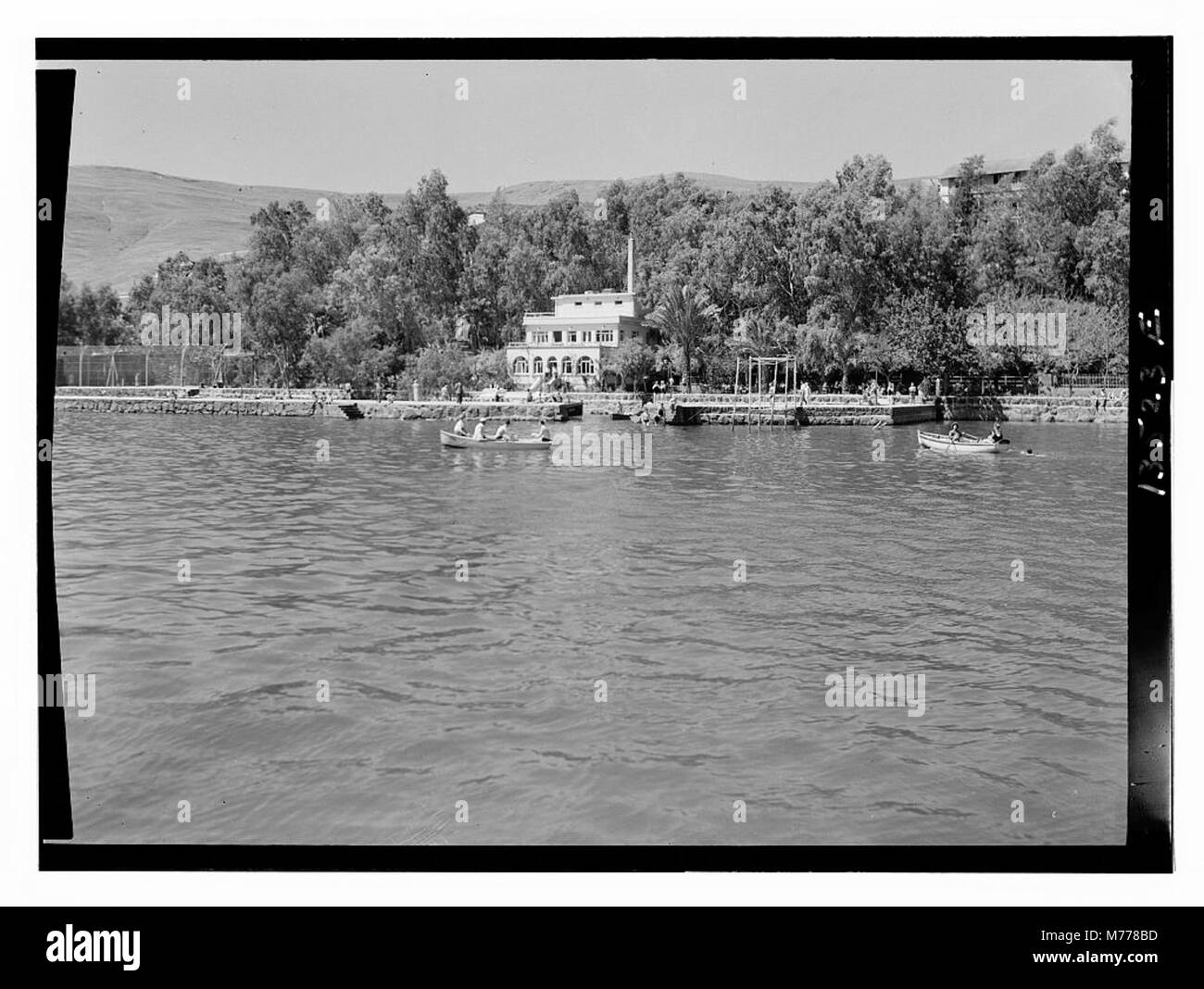 Una vista del Tiberias Lido, una popolare area turistica situata sulle rive del Mare di Galilea, conosciuta per le sue vedute panoramiche e le attrazioni turistiche. Foto Stock