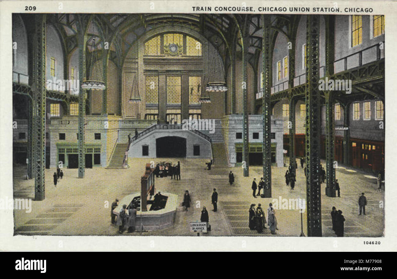 L'atrio dei treni della Chicago Union Station, un importante snodo dei trasporti di Chicago. L'immagine cattura la grandezza architettonica e l'atmosfera affollata di questa stazione storica, nota per il suo design iconico e il ruolo centrale nel sistema di trasporto della città. Foto Stock