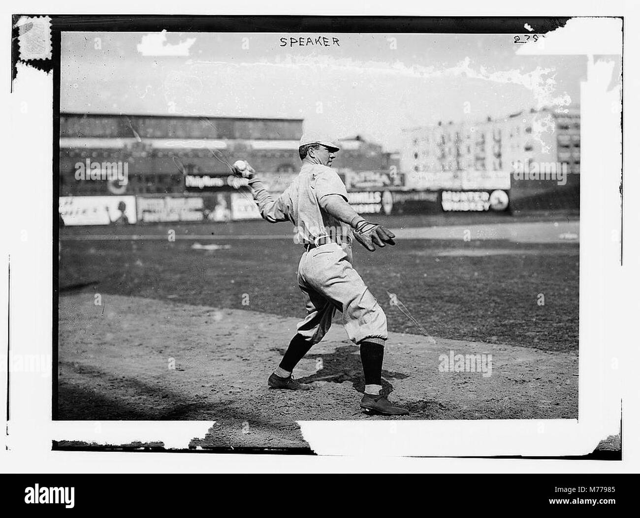 Una fotografia di Tris Speaker, un giocatore di baseball della Hall of Fame, che gioca per la squadra della Boston American League. L'immagine cattura un momento di baseball dei primi anni del XX secolo. Foto Stock