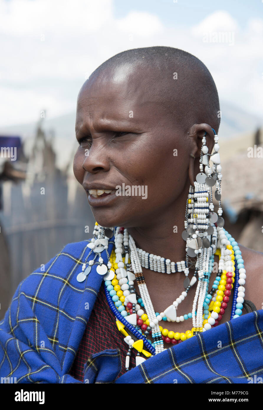 Un Masai donna che indossa elaborati gioielli di perline in Ngorongoro Conservation Area, Tanzania, Africa orientale, Africa Foto Stock