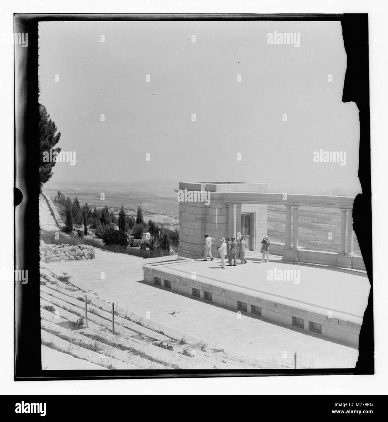 Una fotografia scattata nel 1936 dei senatori statunitensi e delle loro mogli a Gerusalemme, che cattura un momento storico durante la loro visita nella regione. Foto Stock