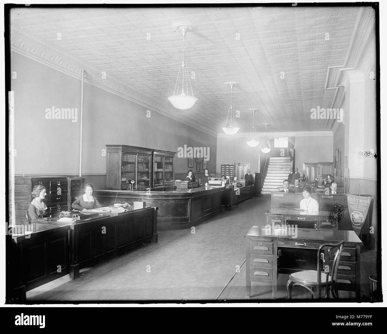 Questa immagine raffigura una pubblicità storica o una foto della Underwood Typewriter Company, evidenziando il progresso tecnologico e l'impatto delle macchine da scrivere all'inizio del XX secolo. Foto Stock