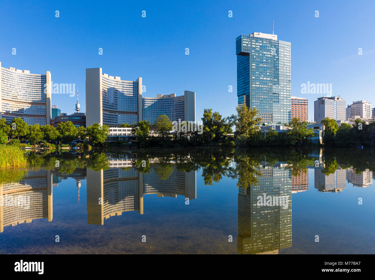 Nazioni Unite edifici riflessa nel lago, UNO City, Vienna, Austria, Europa Foto Stock