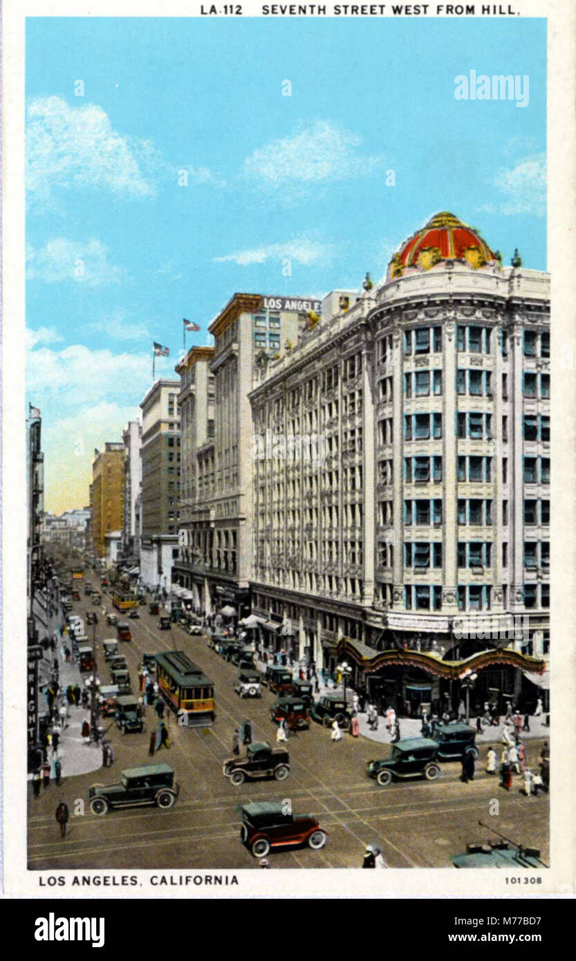 Questa immagine senza titolo del 1899 presenta una vista sulla strada, catturando la scena urbana del tempo con dettagli dell'architettura, dei veicoli e dei pedoni tipici della vita cittadina della fine del XIX secolo. Foto Stock