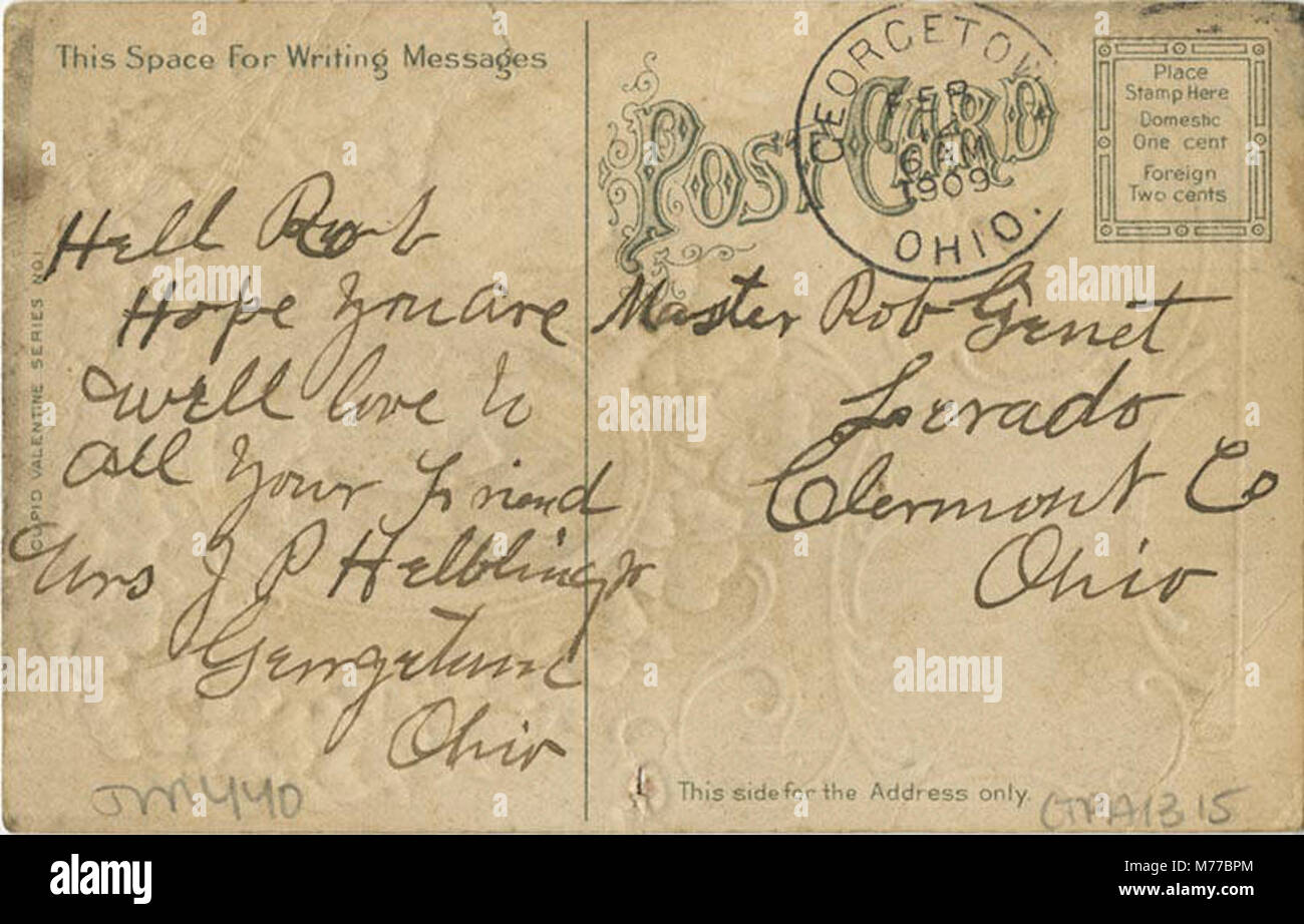 Cartolina di San Valentino raffigurante Cupido che regge l'immagine di una donna, simbolo di affetto romantico. Foto Stock