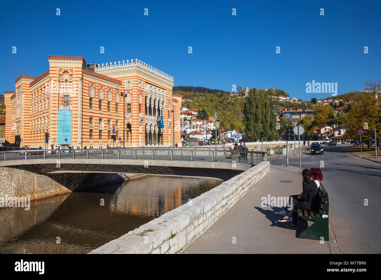 Municipio e il quartiere vecchio (Bascarsija), Sarajevo, Bosnia ed Erzegovina, Europa Foto Stock