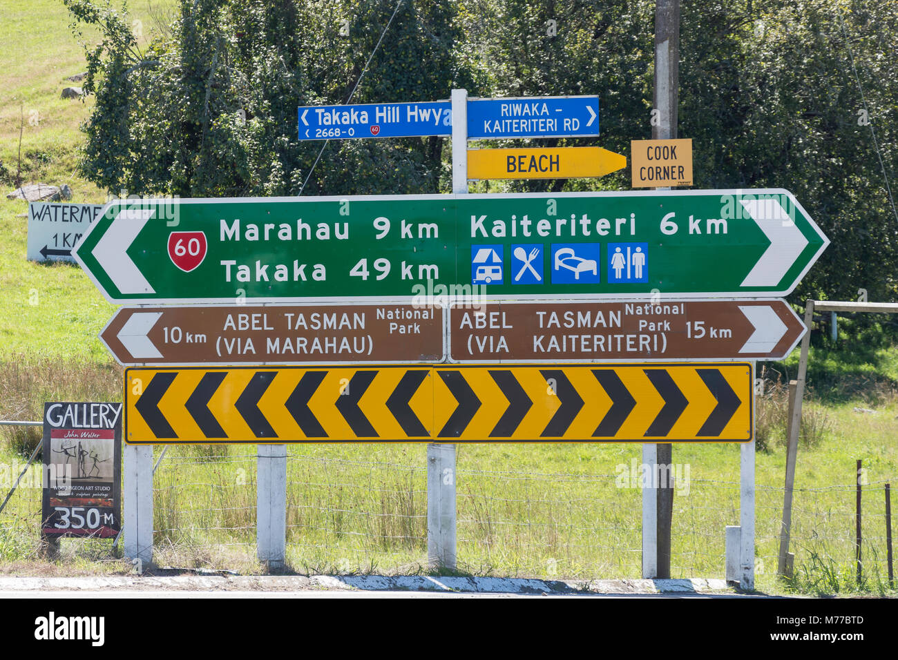 Traffico segni di chilometraggio, angolo cottura, vicino Kaiteriteri, Tasman District, Nuova Zelanda Foto Stock