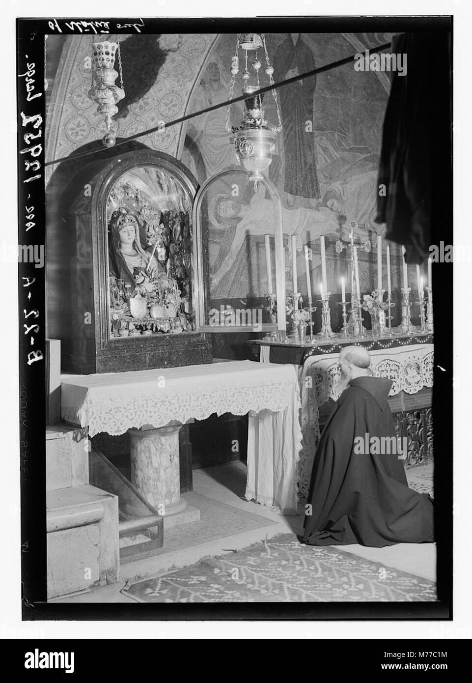 Una raffigurazione della via dolorosa a Gerusalemme, che parte dalla porta di Santo Stefano e segna la tredicesima stazione della Croce. Questa immagine cattura un significativo viaggio religioso e storico. Foto Stock
