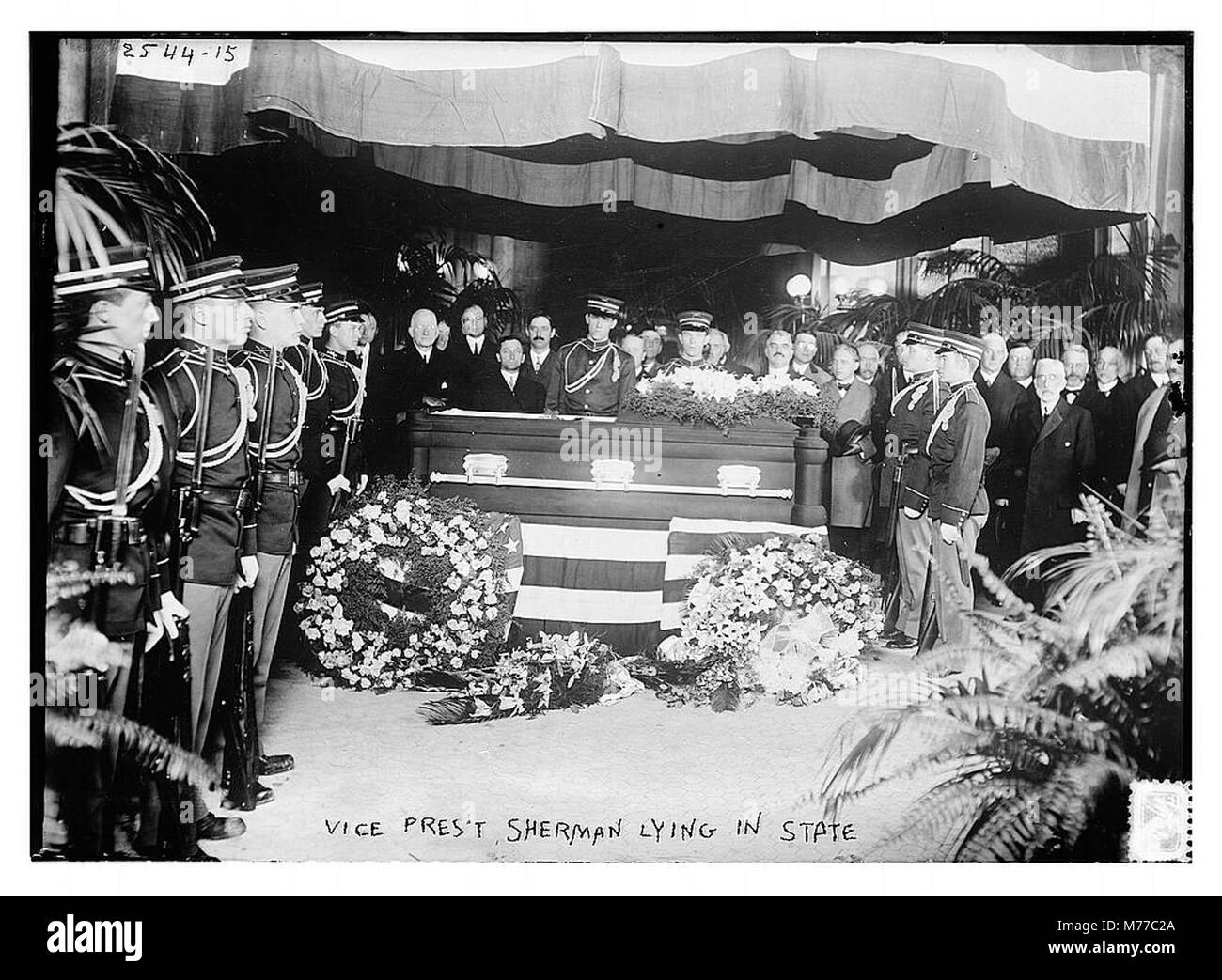 Una fotografia storica del Vicepresidente James Sherman giacente in stato, onorando la sua morte nel 1912, catturando un momento di lutto nazionale nella storia degli Stati Uniti. Foto Stock