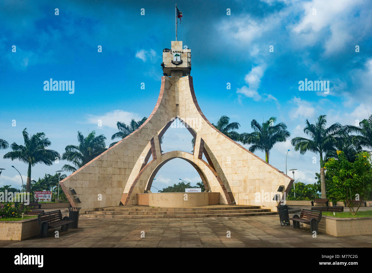 Monumento nel nuovo quartiere di Malabo, Bioko, Guinea Equatoriale, Africa Foto Stock