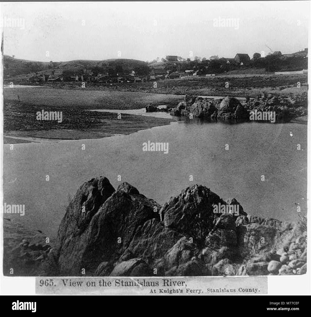 Una vista panoramica del fiume Stanislaus a Knight's Ferry, Stanislaus County, che mostra la bellezza naturale del paesaggio fluviale della California. Foto Stock