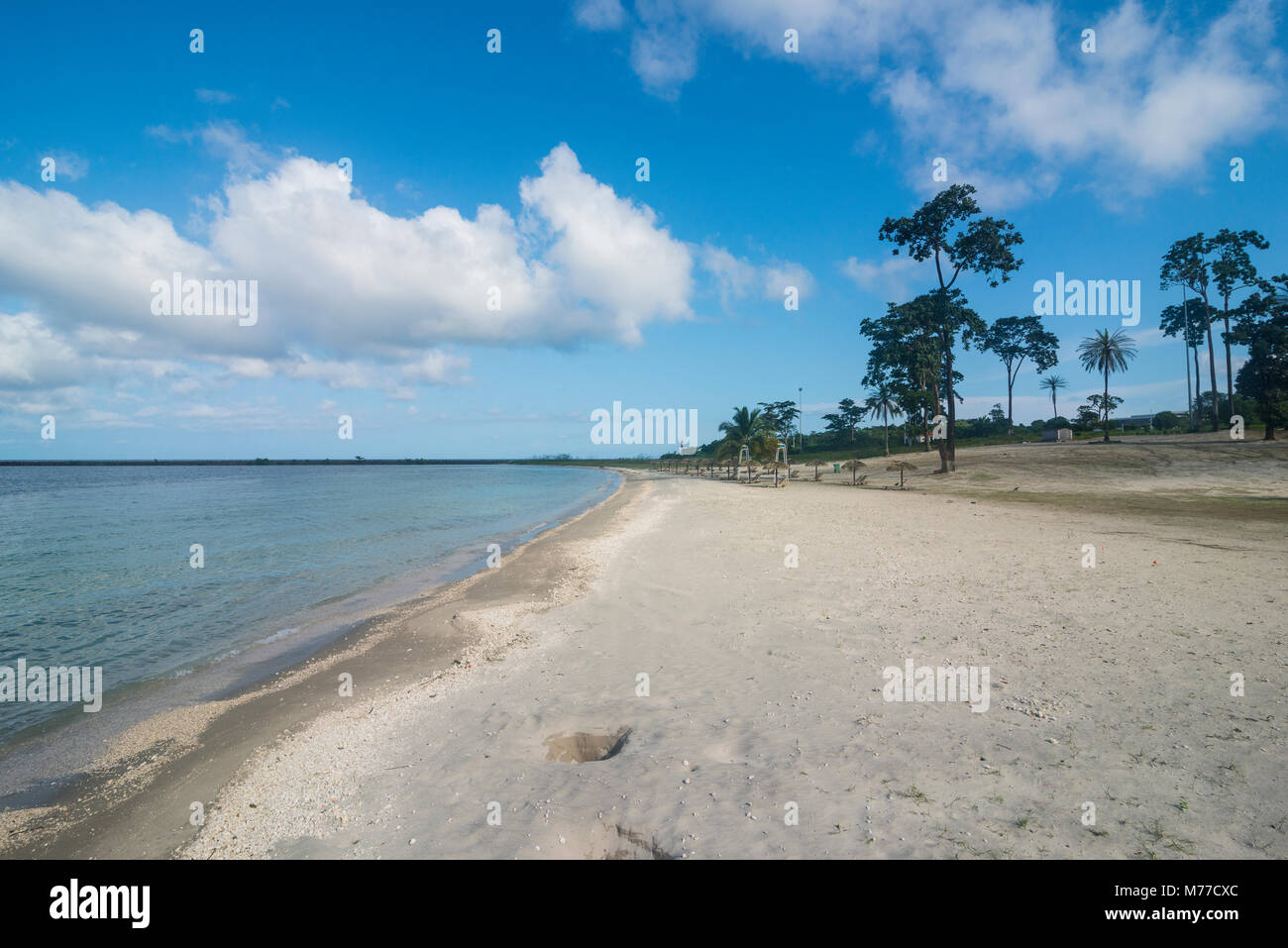 Spiaggia di sabbia bianca prima di Orazio, isola di Bioko, Guinea Equatoriale, Africa Foto Stock