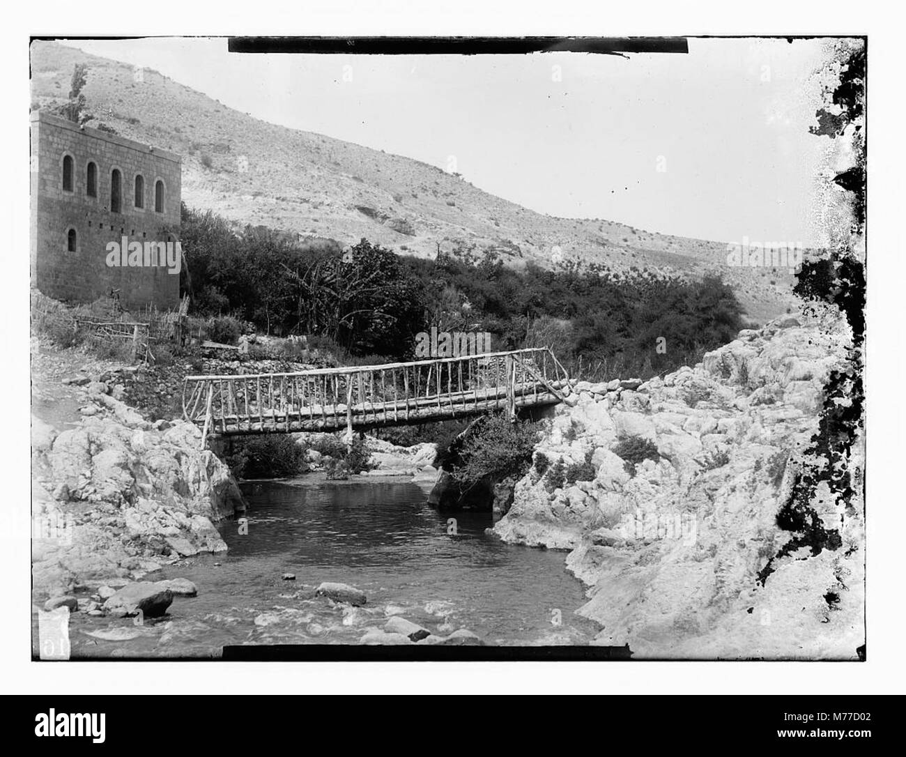 La fotografia mostra Wady Kelt, noto anche come Brook Cheerith, che mette in evidenza il paesaggio naturale della zona con il suo terreno accidentato e il suo flusso d'acqua. Foto Stock