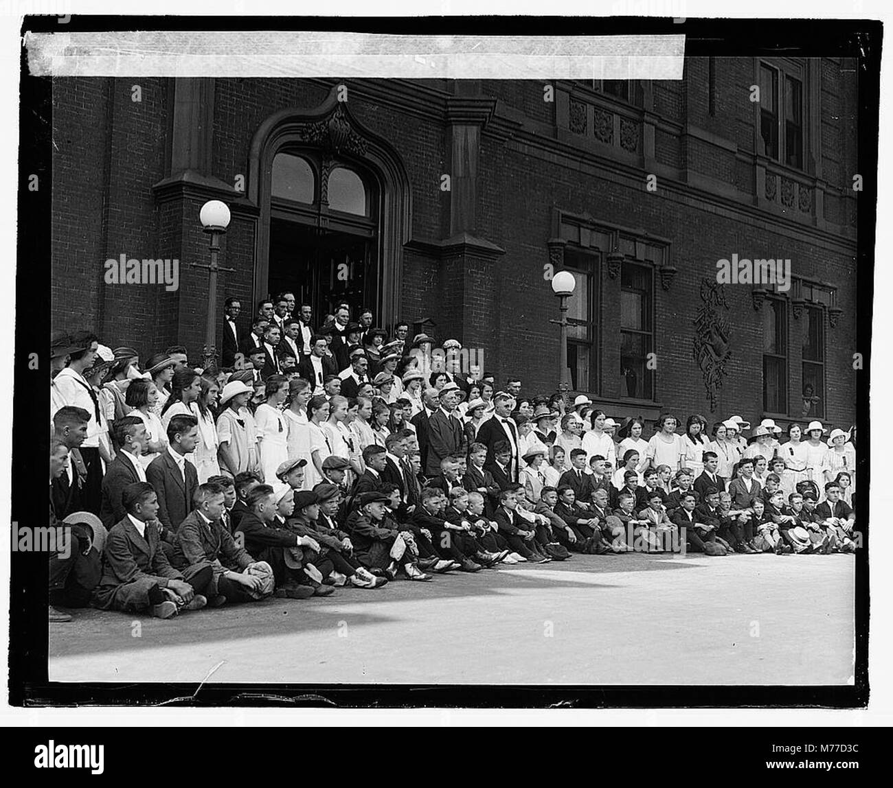 Questa immagine mostra Wallace con i membri del Maryland Boys & Girls Club, catturando un evento della comunità o un impegno sociale che riflette le attività giovanili dell'inizio del XX secolo. Foto Stock