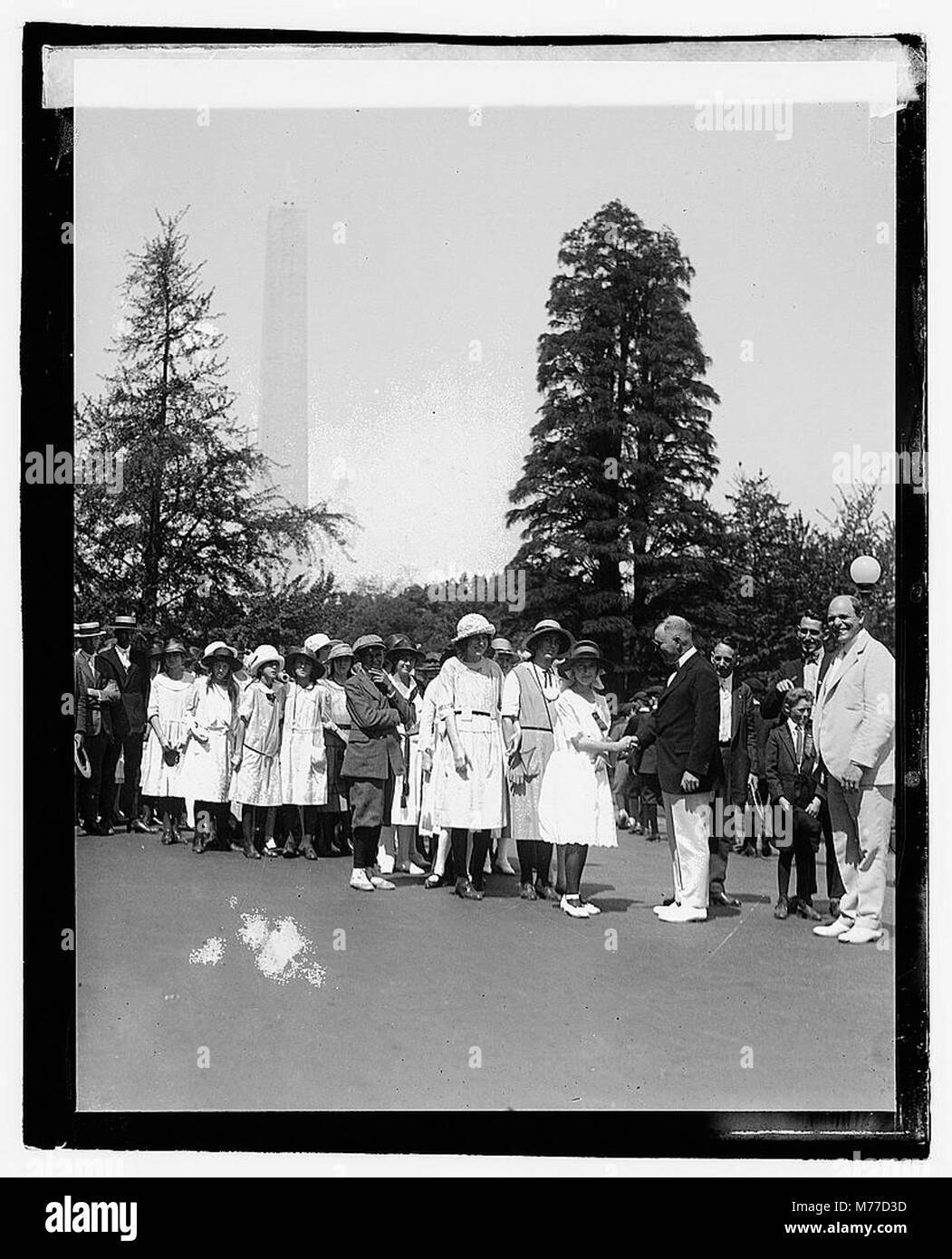 Una fotografia che mostra Wallace con i membri del Maryland Boys & Girls Club, scattata il 4 agosto 2021. L'immagine sottolinea l'impegno della comunità e il ruolo dei programmi per la gioventù nella promozione dello sviluppo e dell'unità. Foto Stock