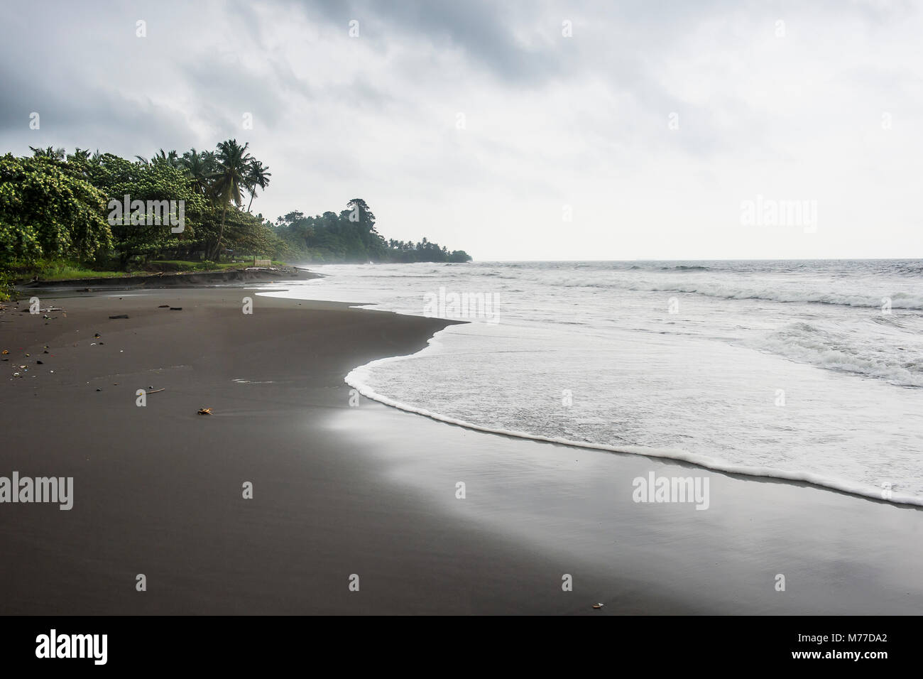 Sabbia nera vulcanica su sei miglia di spiaggia nei pressi di Limbe, Camerun meridionale, Africa Foto Stock