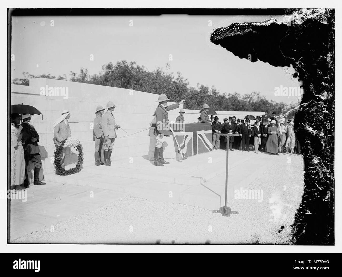 Questa immagine raffigura un cimitero di guerra, un luogo solenne dove sono sepolti i soldati morti in conflitto. Il cimitero funge da memoriale per coloro che hanno servito e perso la vita in guerra, spesso riflettendo il sacrificio fatto dal personale militare in vari conflitti storici. Foto Stock