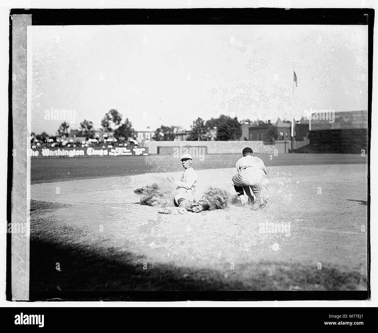 Una fotografia che documenta un momento chiave a St. Louis, che mostra una figura o un evento significativo con Williams in piedi alla terza base, forse durante una partita di baseball. Foto Stock