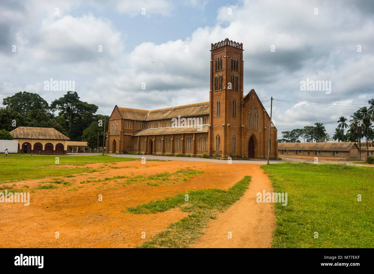 Il tedesco chiesa coloniale di Mbalmayo, nel cuore della giungla del Camerun, Africa Foto Stock