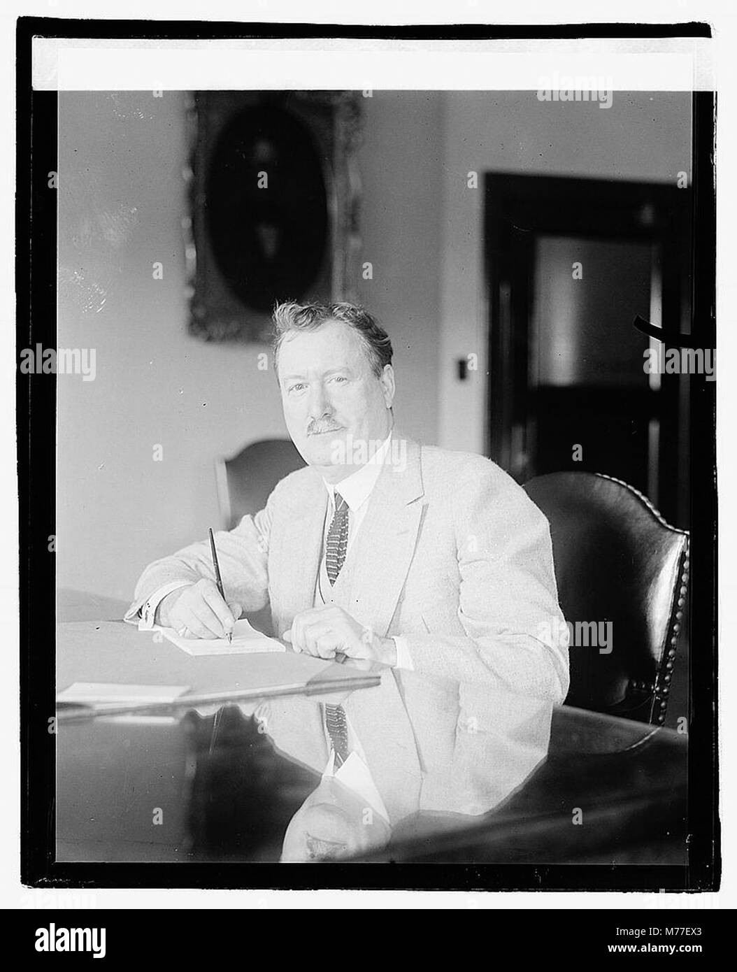 Una fotografia di William J. Burns, un'importante figura storica, catturata nel 1921, che segnò la sua presenza pubblica in questo periodo. Foto Stock