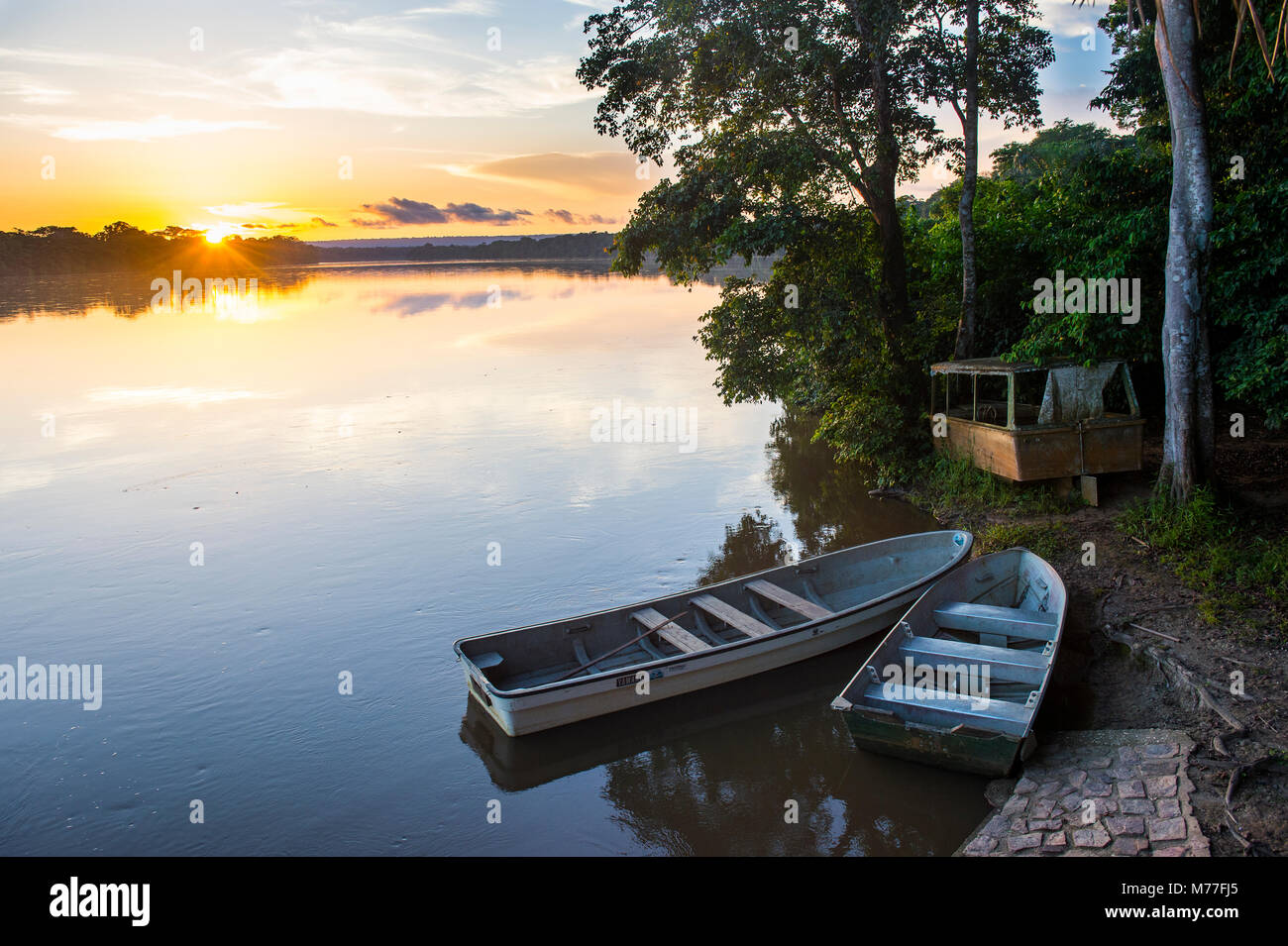 Sunset over il Sangha fiume che scorre attraverso le Dzanga-Sangha riserva speciale, Sito Patrimonio Mondiale dell'UNESCO, Repubblica Centrafricana, Africa Foto Stock