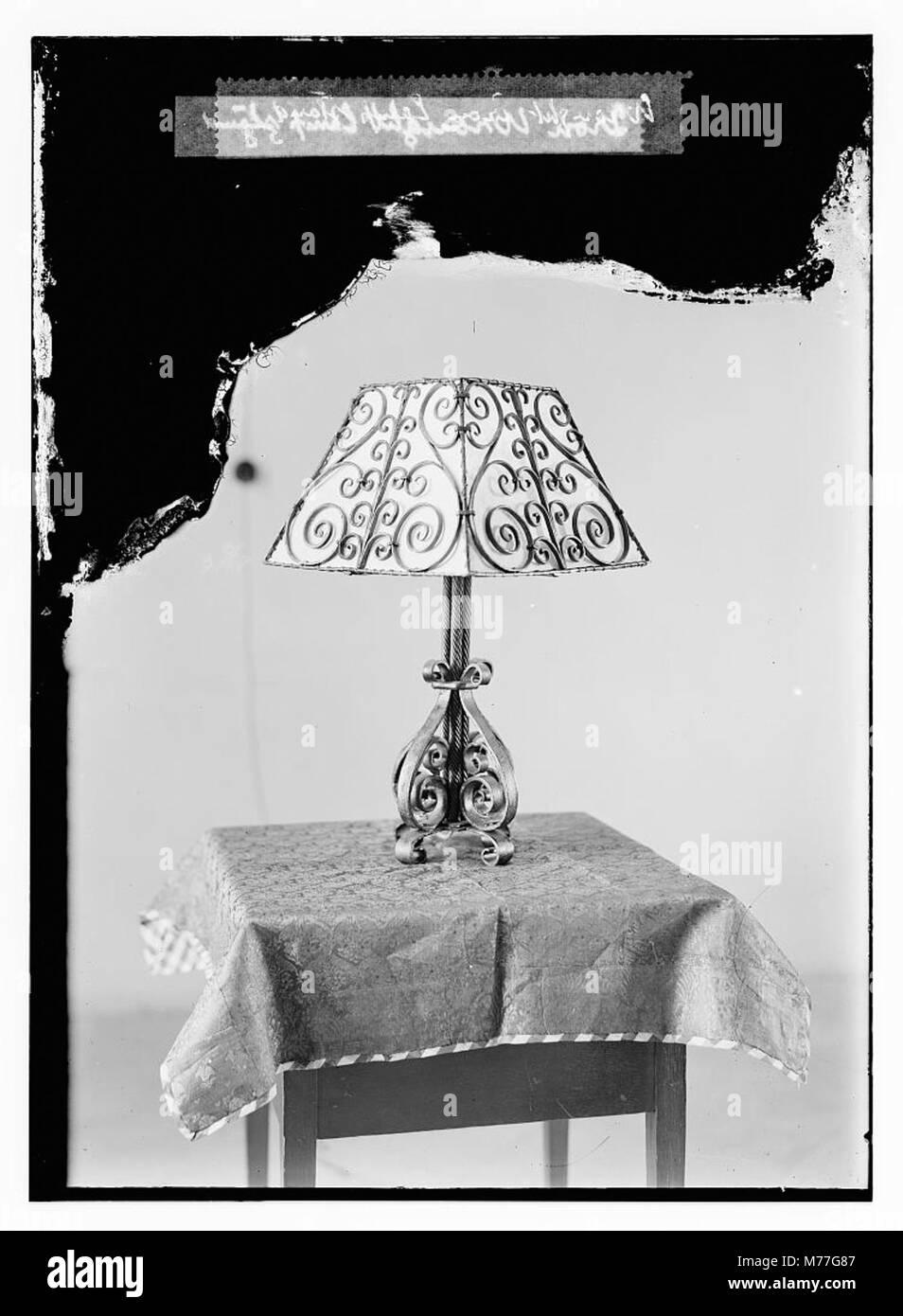 Una vista ravvicinata di un piedistallo in ferro battuto, che mostra l'intricata maestria artigianale e il design tipico dell'arredamento di casa dei primi del XX secolo. Foto Stock