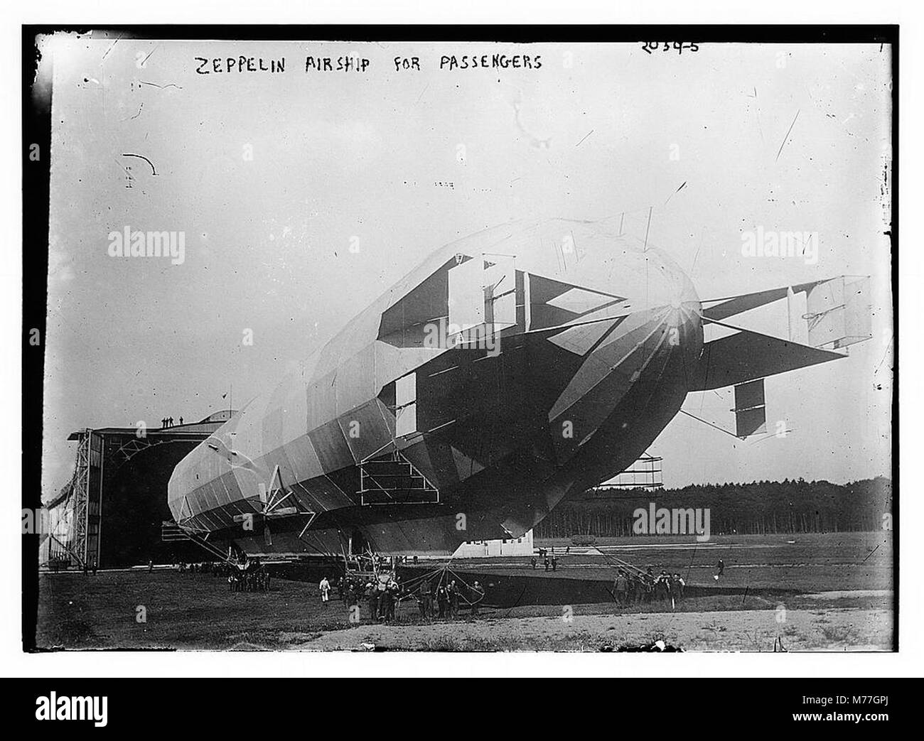 Il dirigibile Zeppelin fu una forma rivoluzionaria di viaggio passeggeri all'inizio del XX secolo. Conosciuta per il suo lusso e la tecnologia avanzata, ha fornito un modo unico ed elegante di viaggiare attraverso i paesi durante quell'epoca. Foto Stock