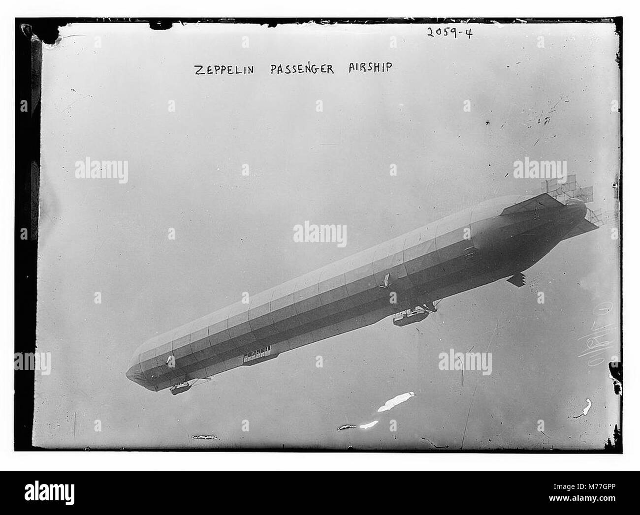 Un dirigibile passeggeri Zeppelin, parte della storia dell'aviazione degli inizi del XX secolo, è mostrato in volo. Gli zeppelin erano utilizzati per il trasporto passeggeri e militare prima dell'ascesa dei moderni aerei. Foto Stock
