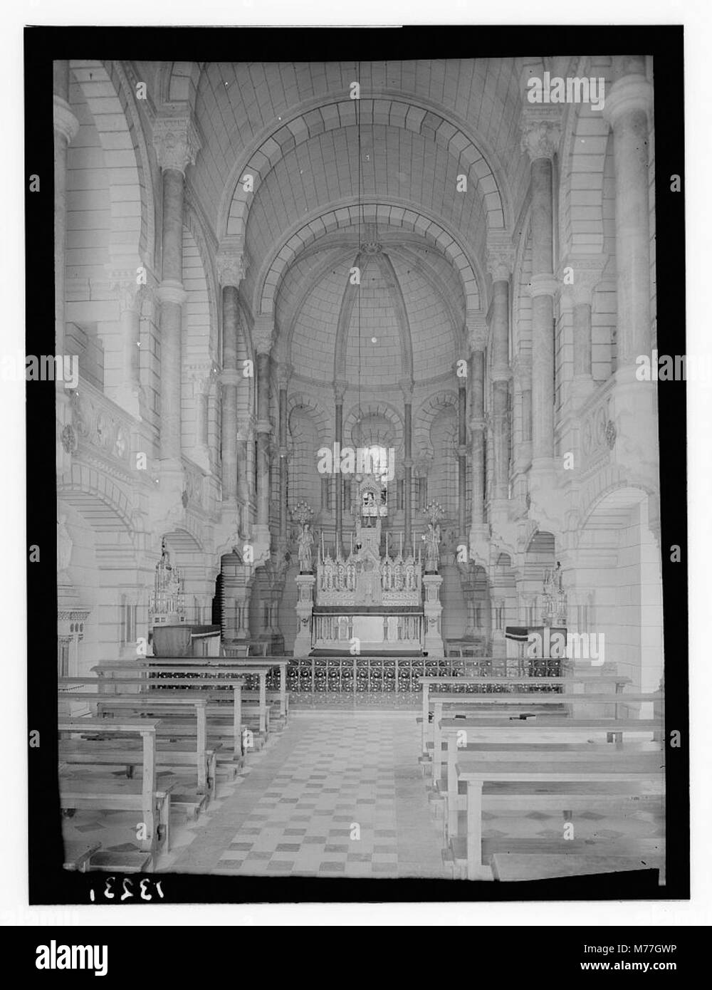 Questa immagine mostra l'interno della cappella presso il convento carmelitano di Betlemme, situato sulla collina occidentale, sottolineando la navata centrale e il design architettonico. Foto Stock