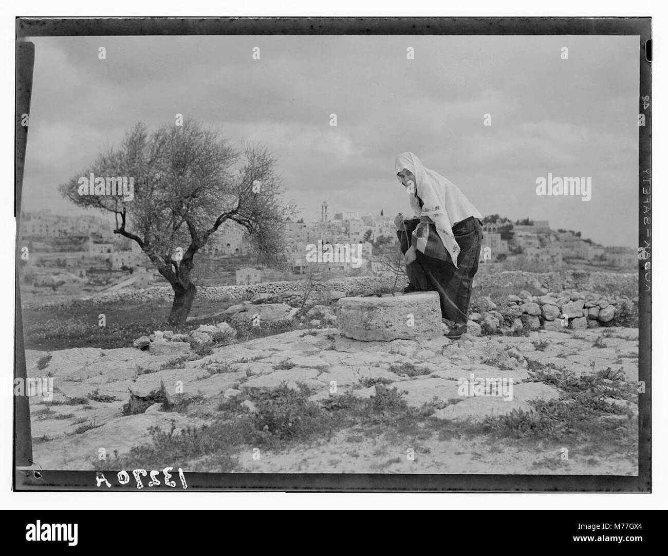 Questa immagine presenta una vista a sud di Betlemme, una città della Cisgiordania. La fotografia evidenzia il suo significato storico e religioso come luogo chiave della tradizione cristiana. Foto Stock
