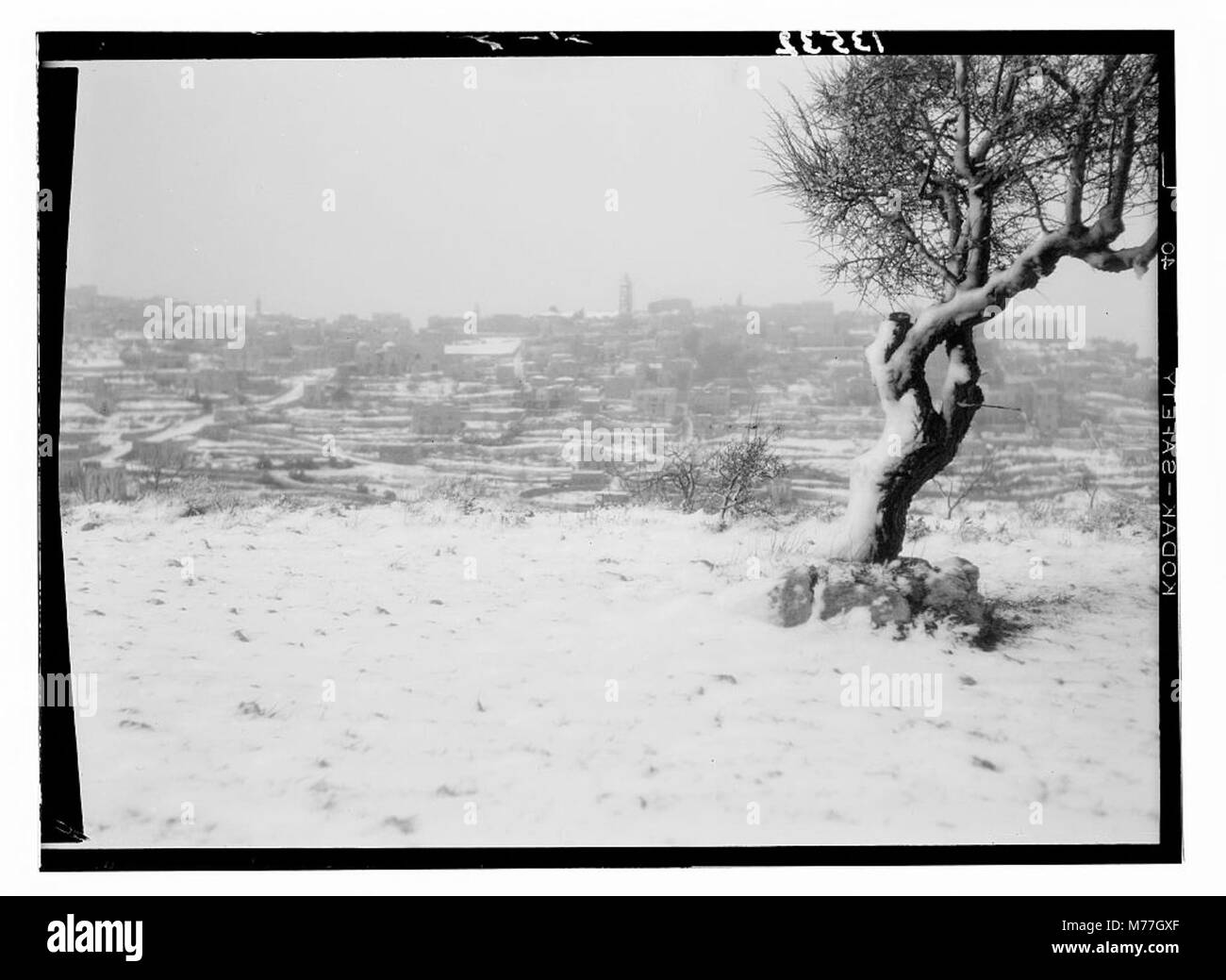 Una fotografia di Betlemme ricoperta di neve, scattata il 17 febbraio 1946, che mostra il sereno paesaggio invernale della città. Foto Stock