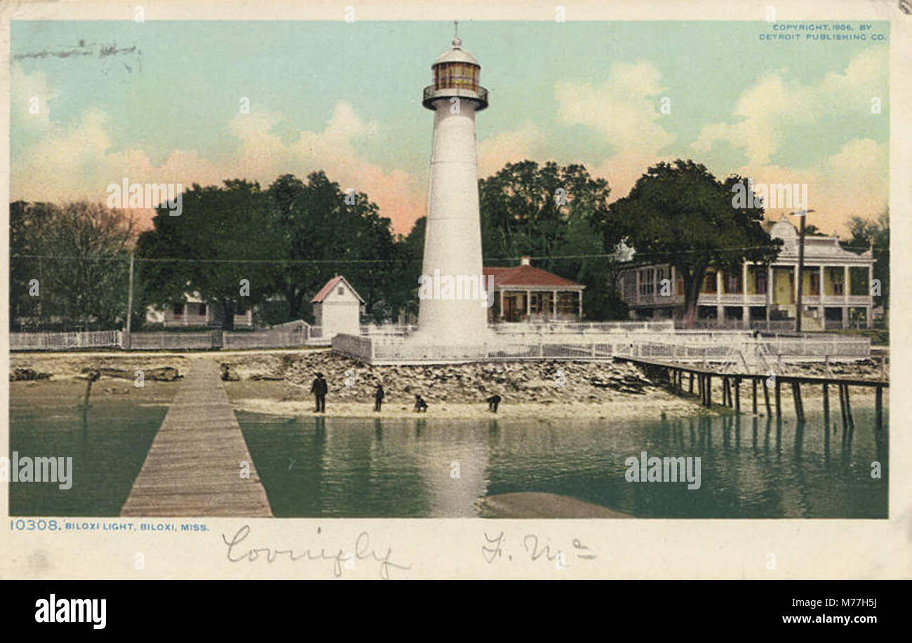 Questa immagine raffigura il Biloxi Light, un faro storico situato a Biloxi, Mississippi. Il faro, noto per il suo stile architettonico unico, si erge come un importante aiuto alla navigazione marittima sulla costa del Golfo. Foto Stock