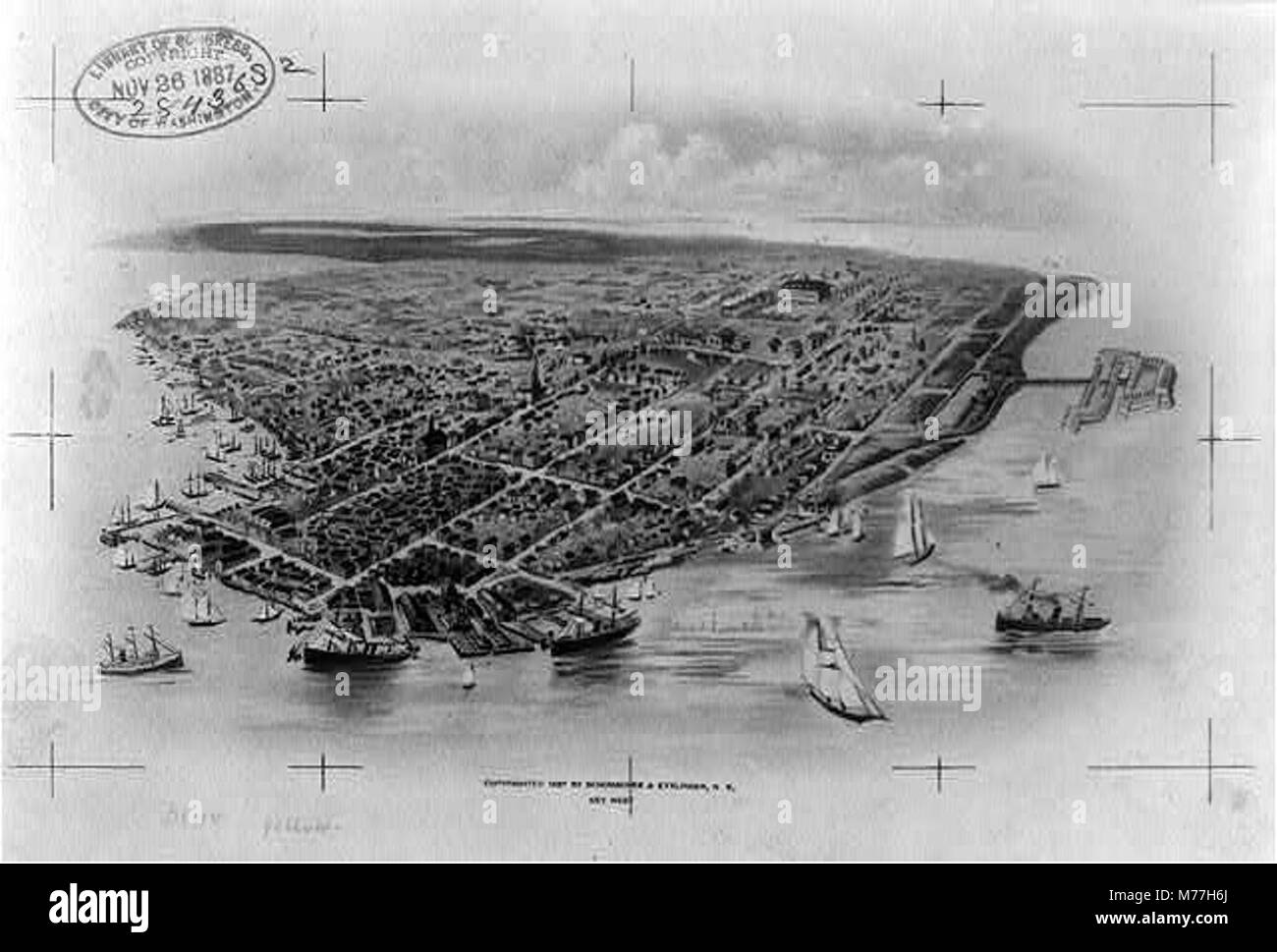 Una vista dall'alto di Key West, Florida, dal 1887. Questa fotografia aerea cattura il layout dell'isola, i suoi edifici e le acque circostanti, offrendo uno sguardo sull'architettura e la geografia della zona alla fine del XIX secolo. Foto Stock