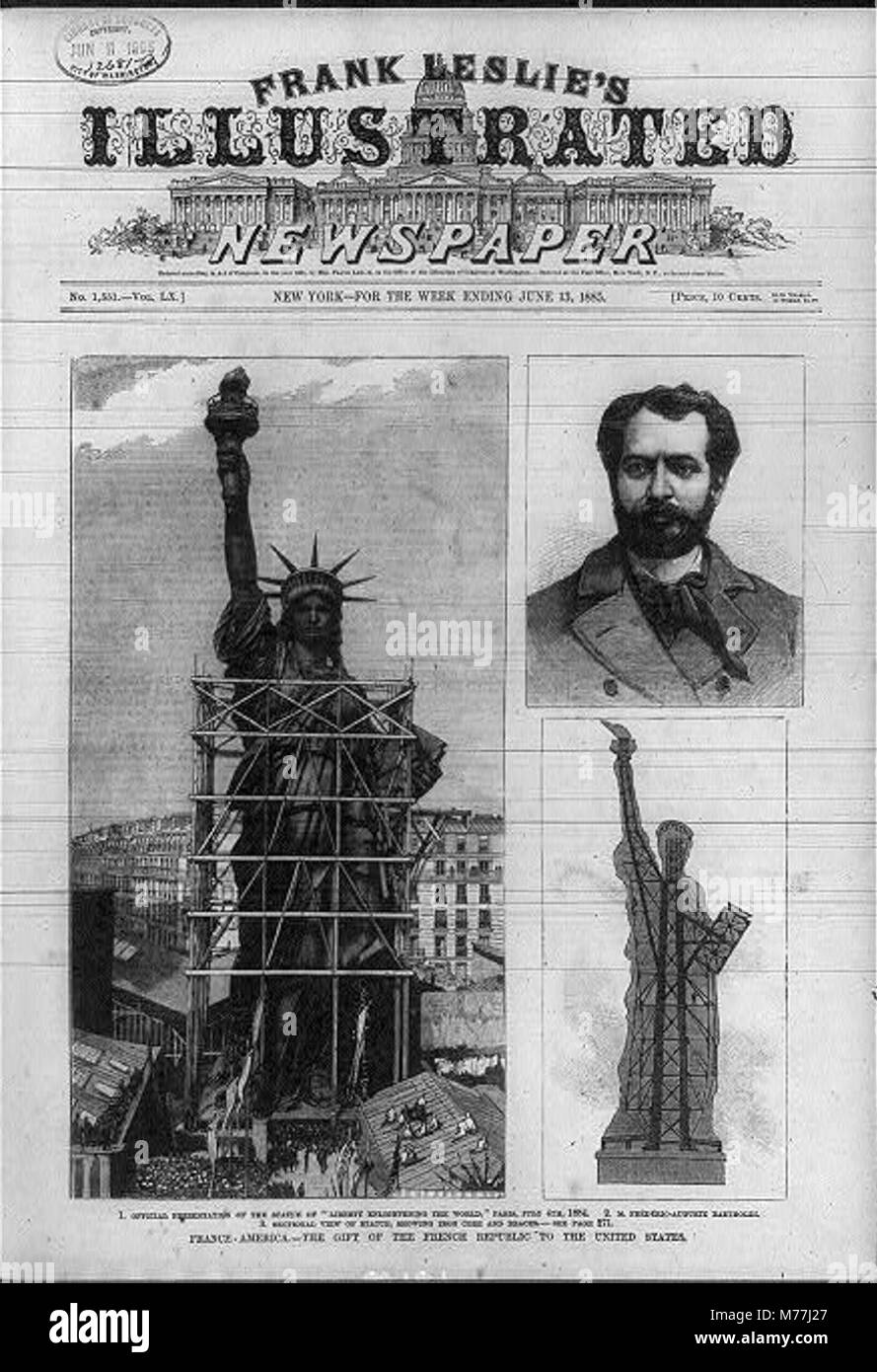 Un'illustrazione storica con la presentazione ufficiale della Statua della libertà a Parigi il 4 luglio 1884. L'immagine include M. Frédéric-Auguste Bartholdi, il progettista della statua, e una vista in sezione della statua, che commemora un momento cruciale nella storia degli Stati Uniti. Foto Stock