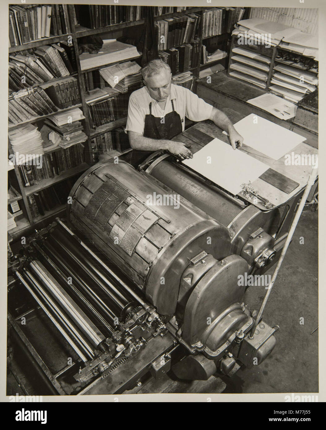 Questa immagine mostra il processo di produzione dei libri attraverso la stampa di tipografie. Mette in evidenza le prime tecnologie utilizzate nella produzione di libri, in particolare nel XIX e all'inizio del XX secolo. Foto Stock