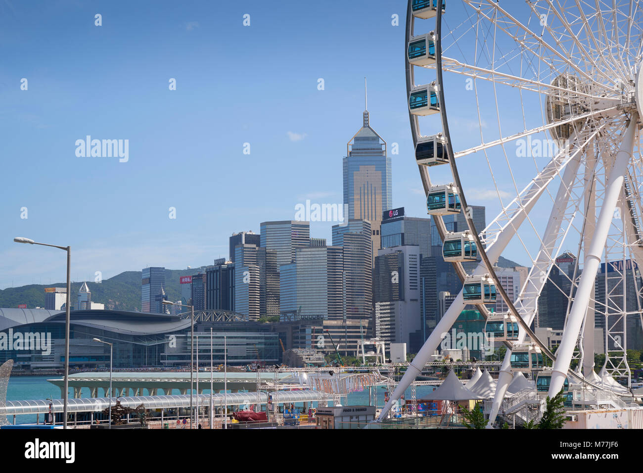 La Hong Kong ruota di osservazione, Victoria Harbour, con l'International Convention Centre di Hong Kong Island oltre, Hong Kong, Cina, Asia Foto Stock