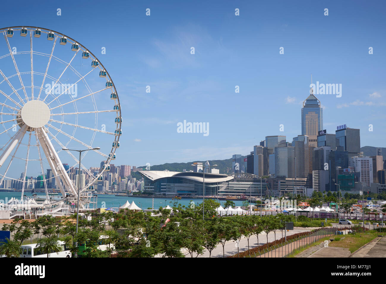La Hong Kong ruota di osservazione, Victoria Harbour, al di là è il Centro Internazionale dei Congressi, Isola di Hong Kong, Hong Kong, Cina, Asia Foto Stock