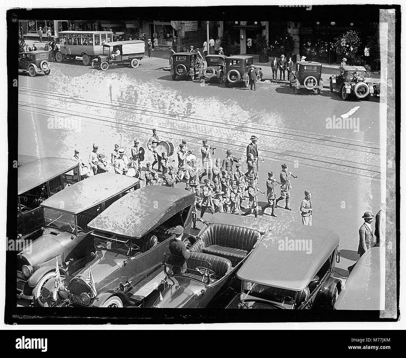 Una fotografia di una band Boy Scout, probabilmente in esecuzione ad un evento. L'immagine mette in evidenza il coinvolgimento dei giovani nella musica e nel servizio alla comunità. Foto Stock