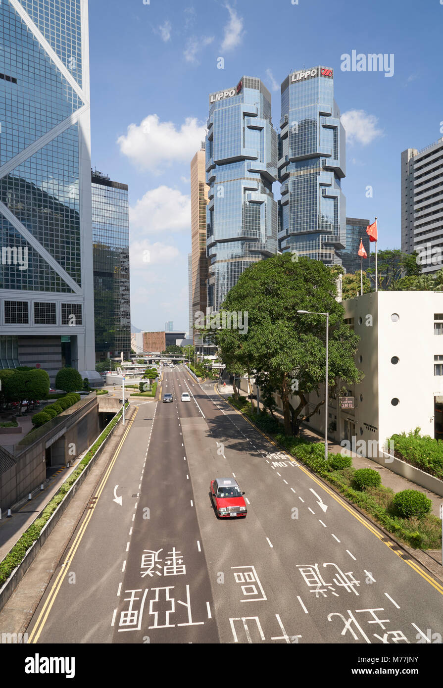 Taxi rosso in cabina centrale, Isola di Hong Kong, con la torre della Banca della Cina e di Lippo Center al di là, Hong Kong, Cina, Asia Foto Stock