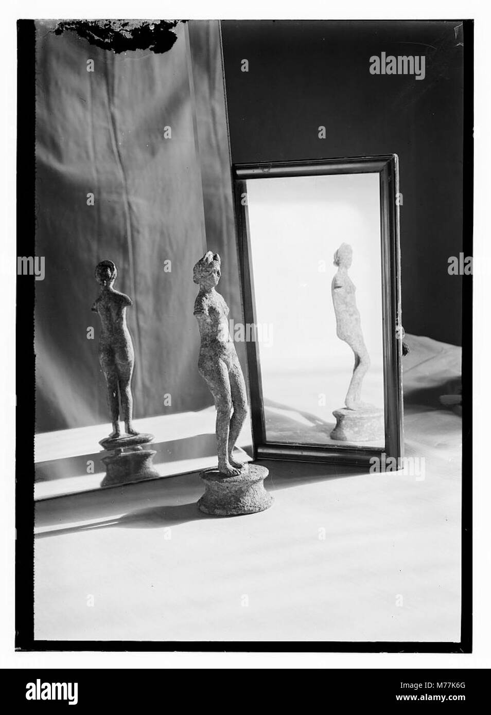 Una scultura in bronzo raffigurante una donna, che mostra dettagli intricati e maestria artistica. La figura fa parte di una collezione storica ospitata negli archivi della Biblioteca del Congresso. Foto Stock