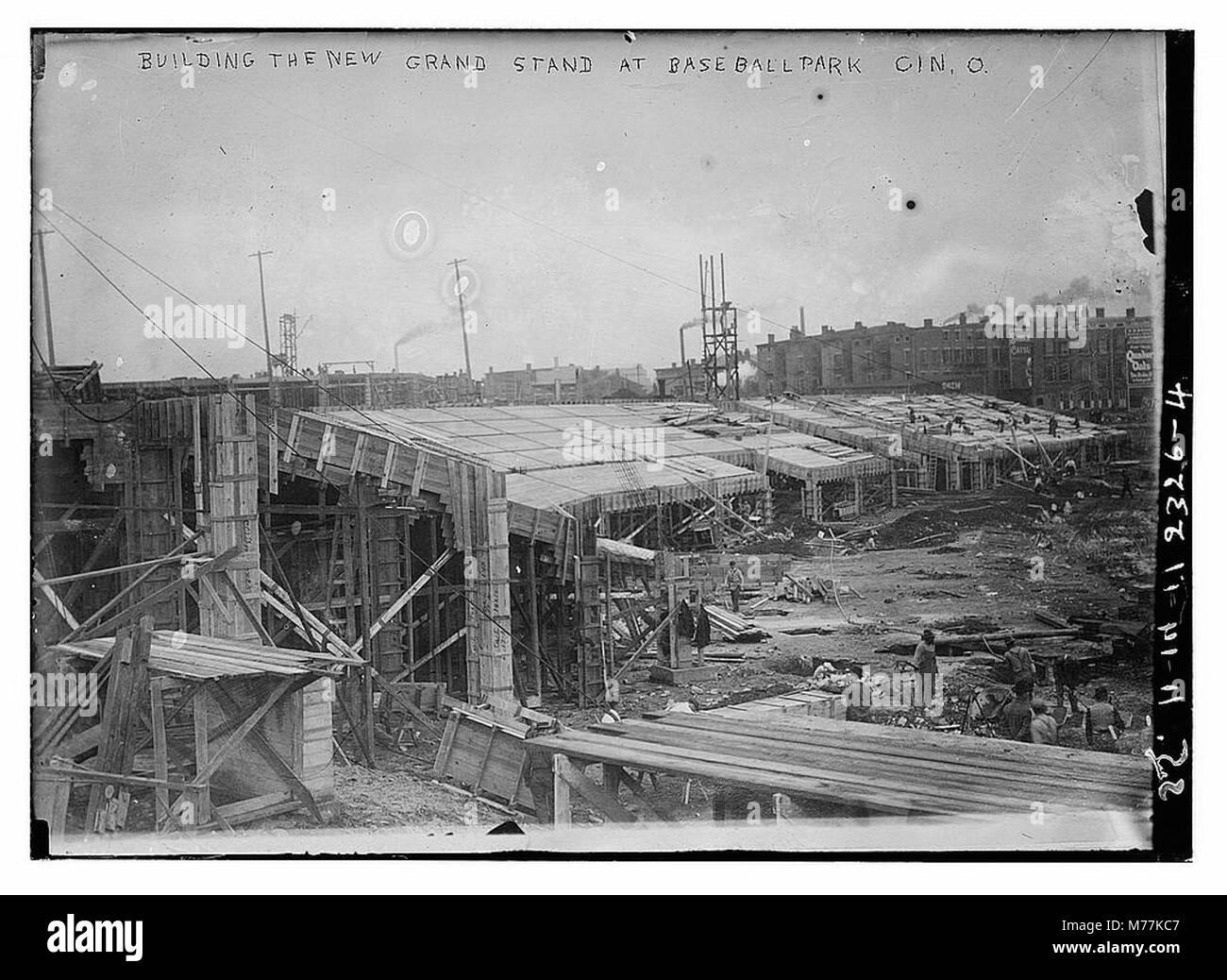 La costruzione di una nuova tribuna in una sede sportiva a Cincinnati, Ohio. La foto mostra il lavoro in corso e la struttura in fase di sviluppo. Foto Stock