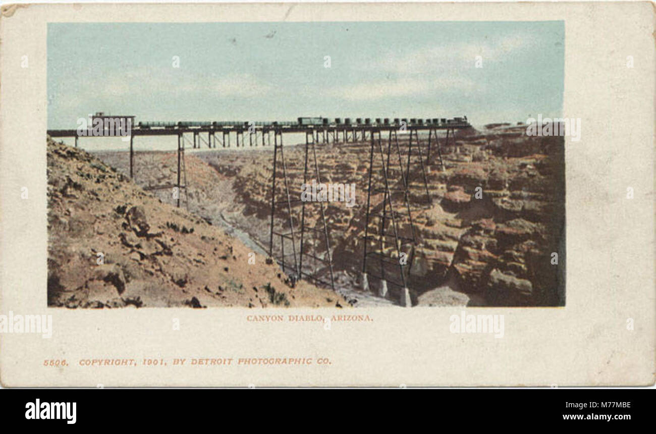 Una vista del Canyon Diablo in Arizona, noto per le sue caratteristiche geologiche e la presenza del sito di impatto meteoritico del Canyon Diablo. Foto Stock