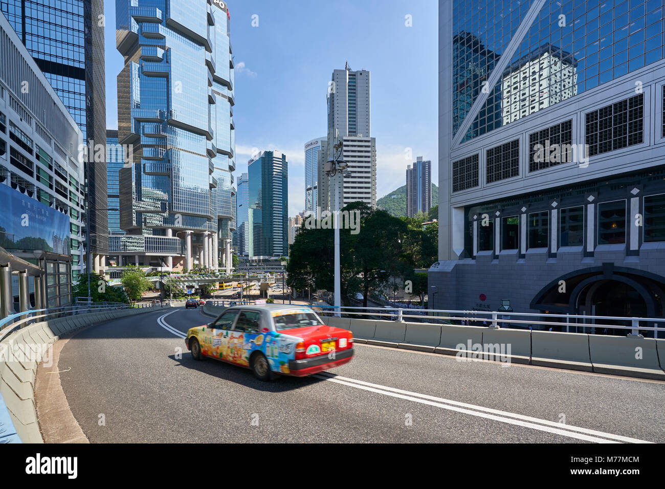 Taxi rosso in centrale, Isola di Hong Kong, Hong Kong, Cina, Asia Foto Stock