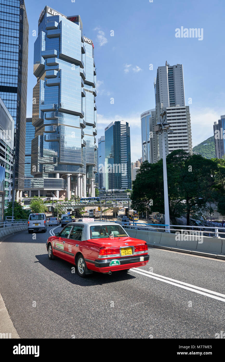 Taxi rosso in centrale, Isola di Hong Kong, Hong Kong, Cina, Asia Foto Stock