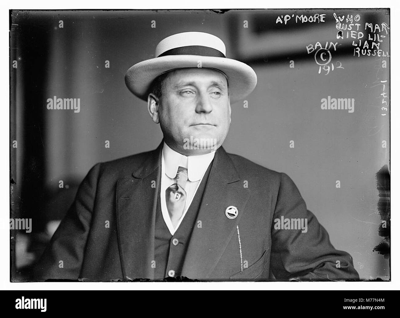 Un ritratto formale di A.P. Moore, a seguito del suo matrimonio con la famosa cantante e attrice Lillian Russell, evidenziando un momento chiave nella loro vita pubblica durante l'inizio del XX secolo. Foto Stock